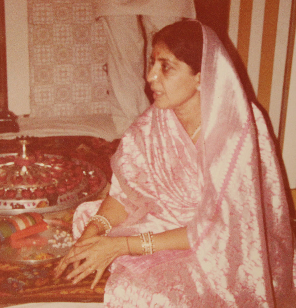 Smt. Taraben Doshi preparing an Aarti thali